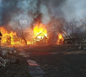Среди новостроек в арбеково сгорел деревянный дом