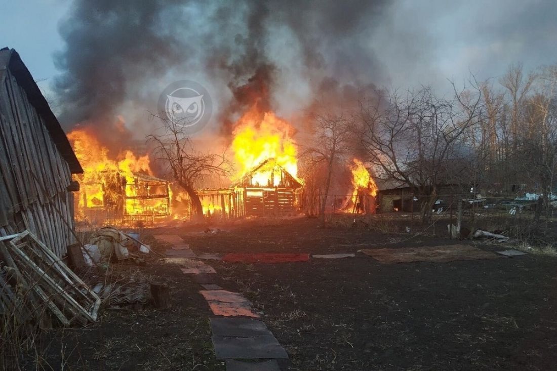 Среди новостроек в арбеково сгорел деревянный дом