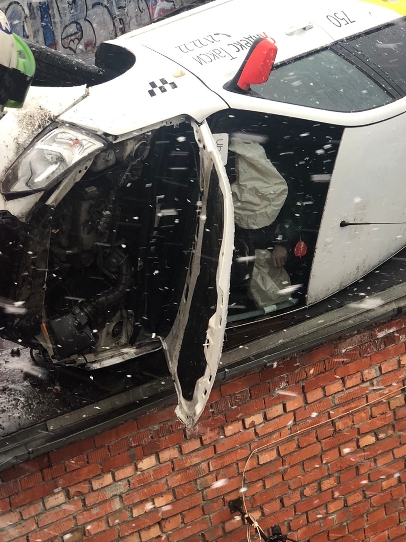 Водитель "спрыгнувшего" с моста такси находится в больнице