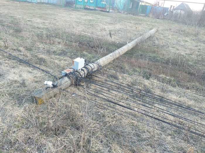 Соцсети: в Пензенской области столбы с проводами уже неделю лежат на земле
