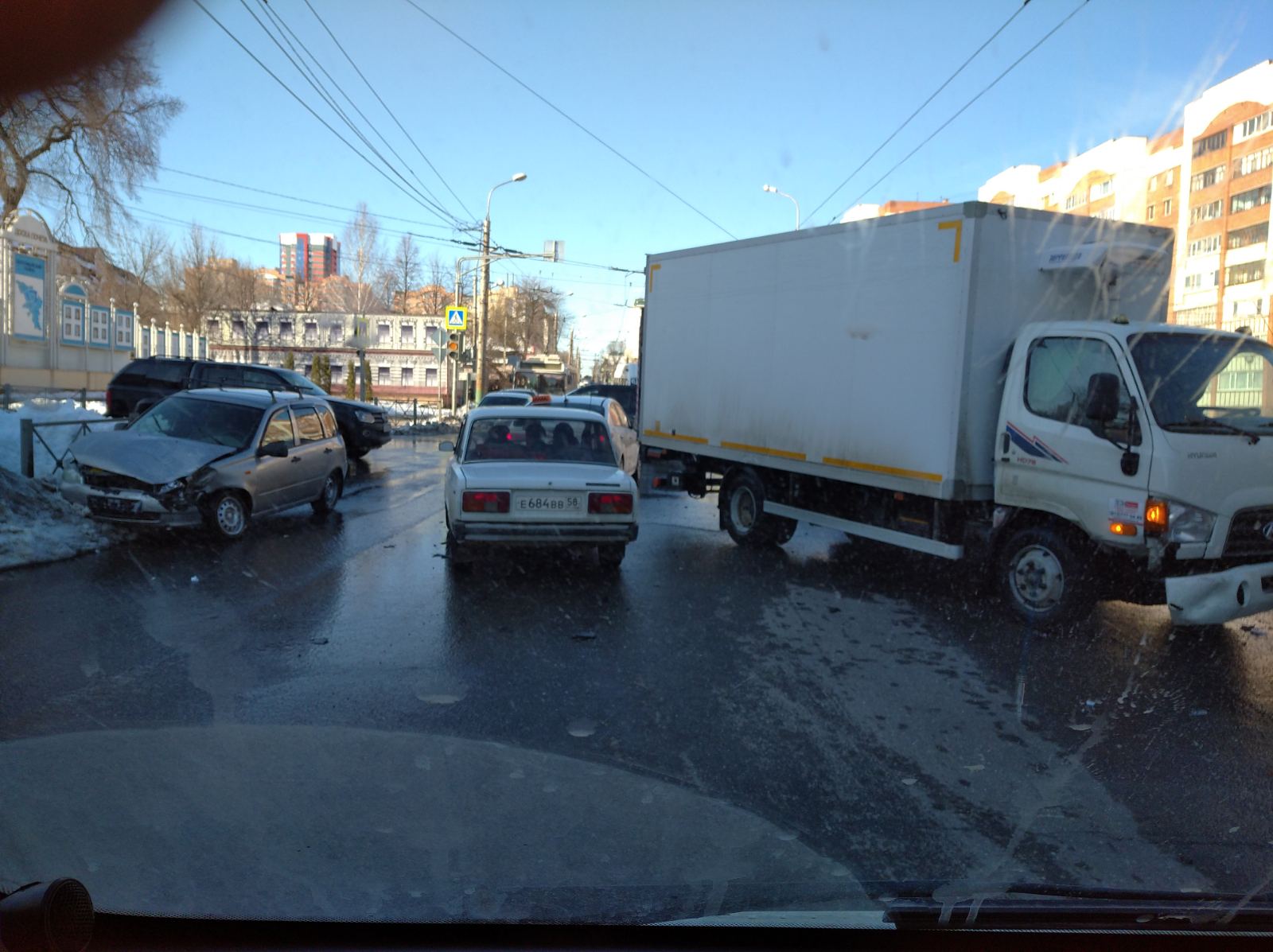В Пензе на улице Калинина столкнулись три машины