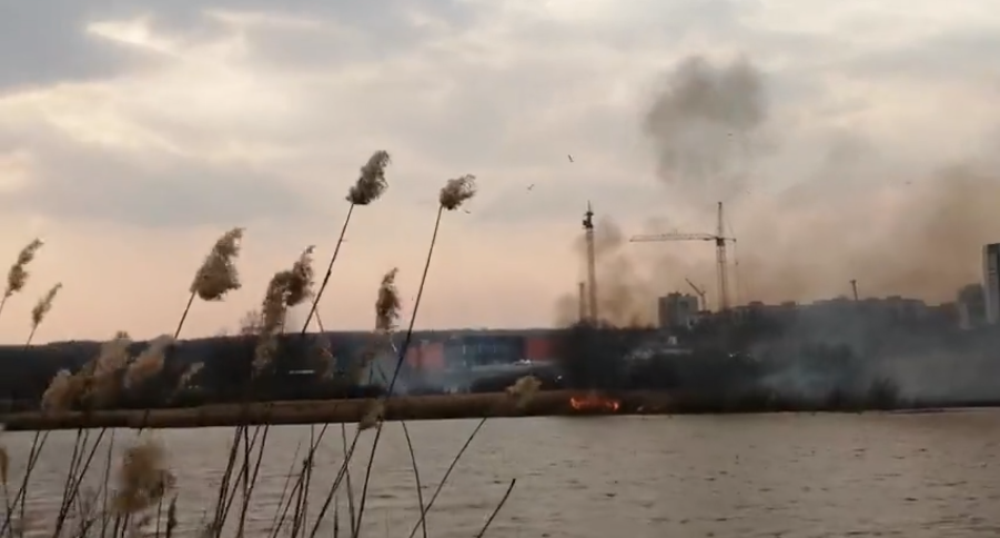 В Каменке загорелась трава на площади 5 га