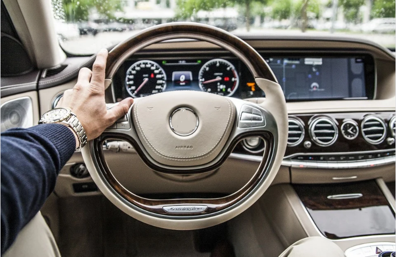 Молодой водитель на внедорожнике едва не убил себя и двоих пассажиров