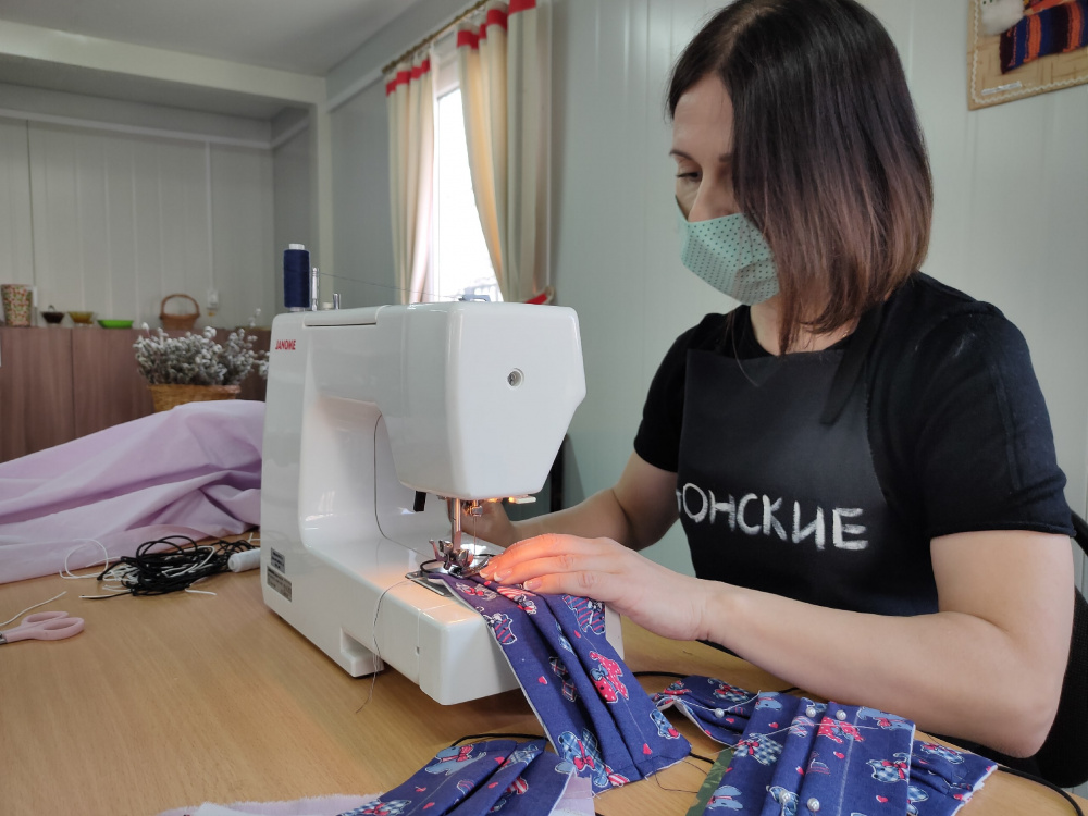 В Пензе православные добровольцы шьют медицинские маски