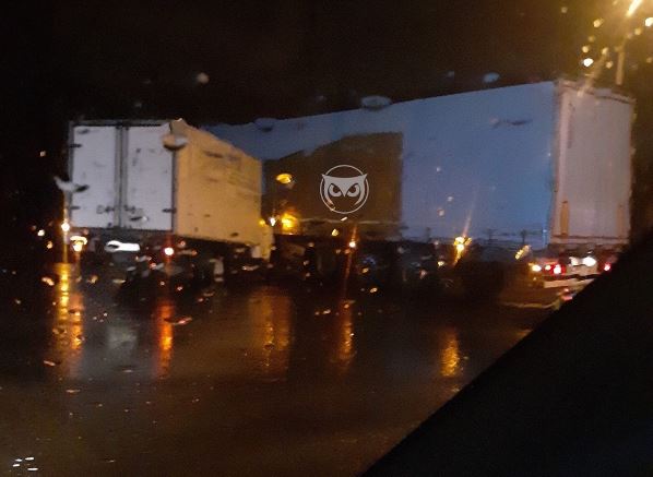 Ахунский переезд ночью заблокировали два грузовика