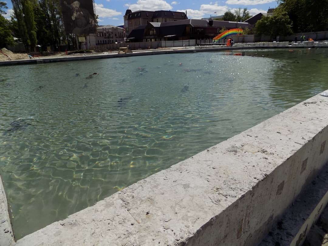 В чаше нового фонтана в центре Пензы появилась вода