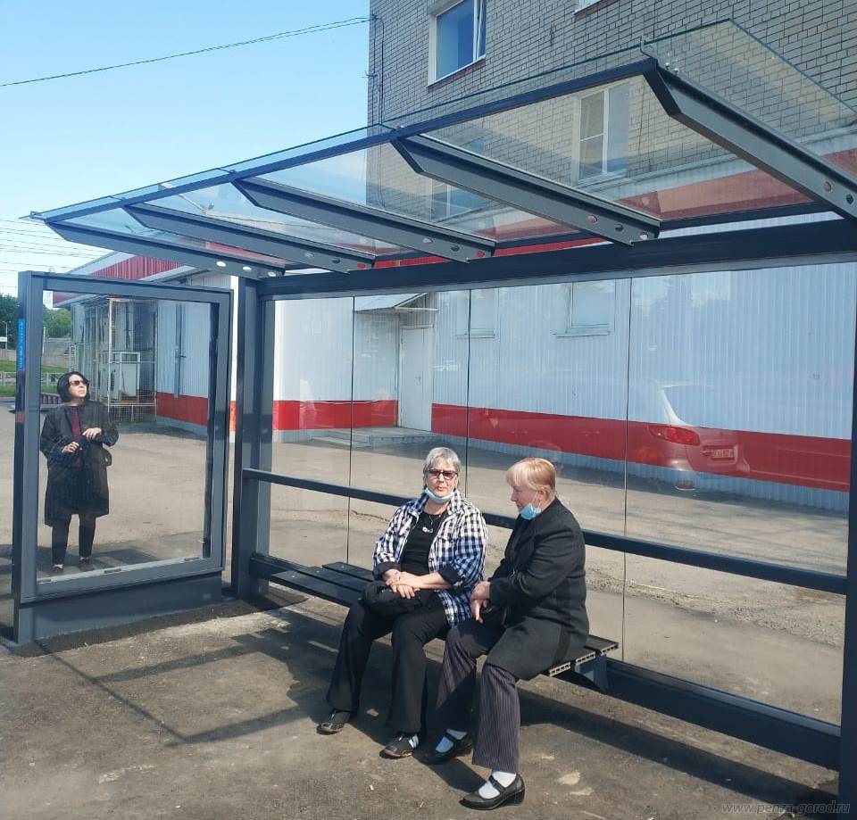 В Пензе на улице Карпинского появился современный остановочный павильон
