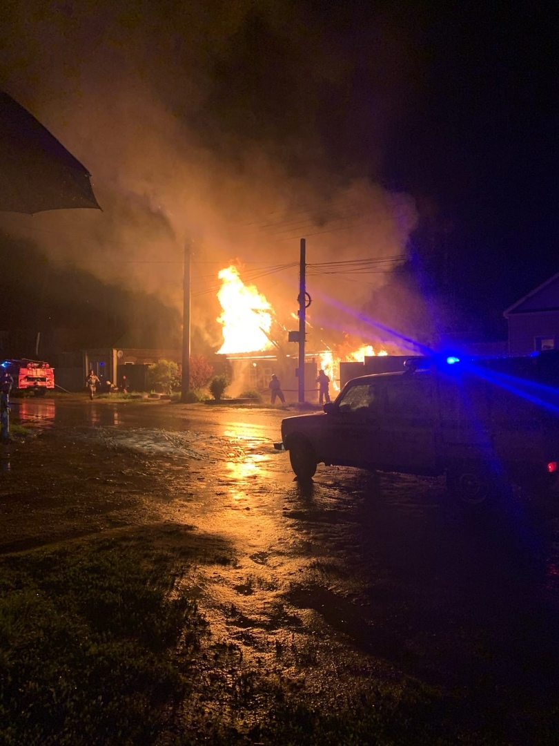 Ночной пожар в жилом доме в Кузнецке тушили 15 спасателей