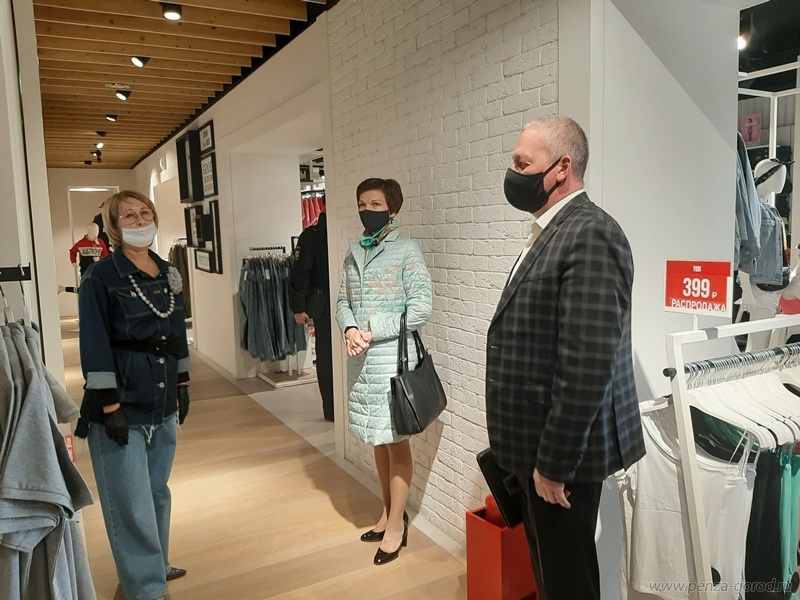 В Пензе на улице Московской магазин одежды работал вопреки правилам