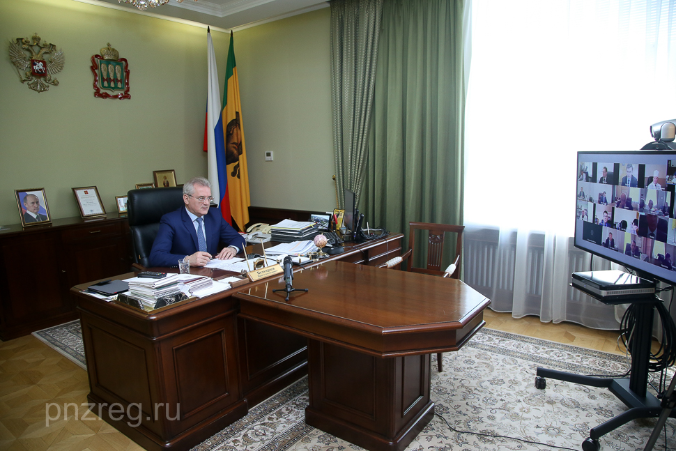Губернатор Пензенской области поручил взять на контроль выплаты медработникам