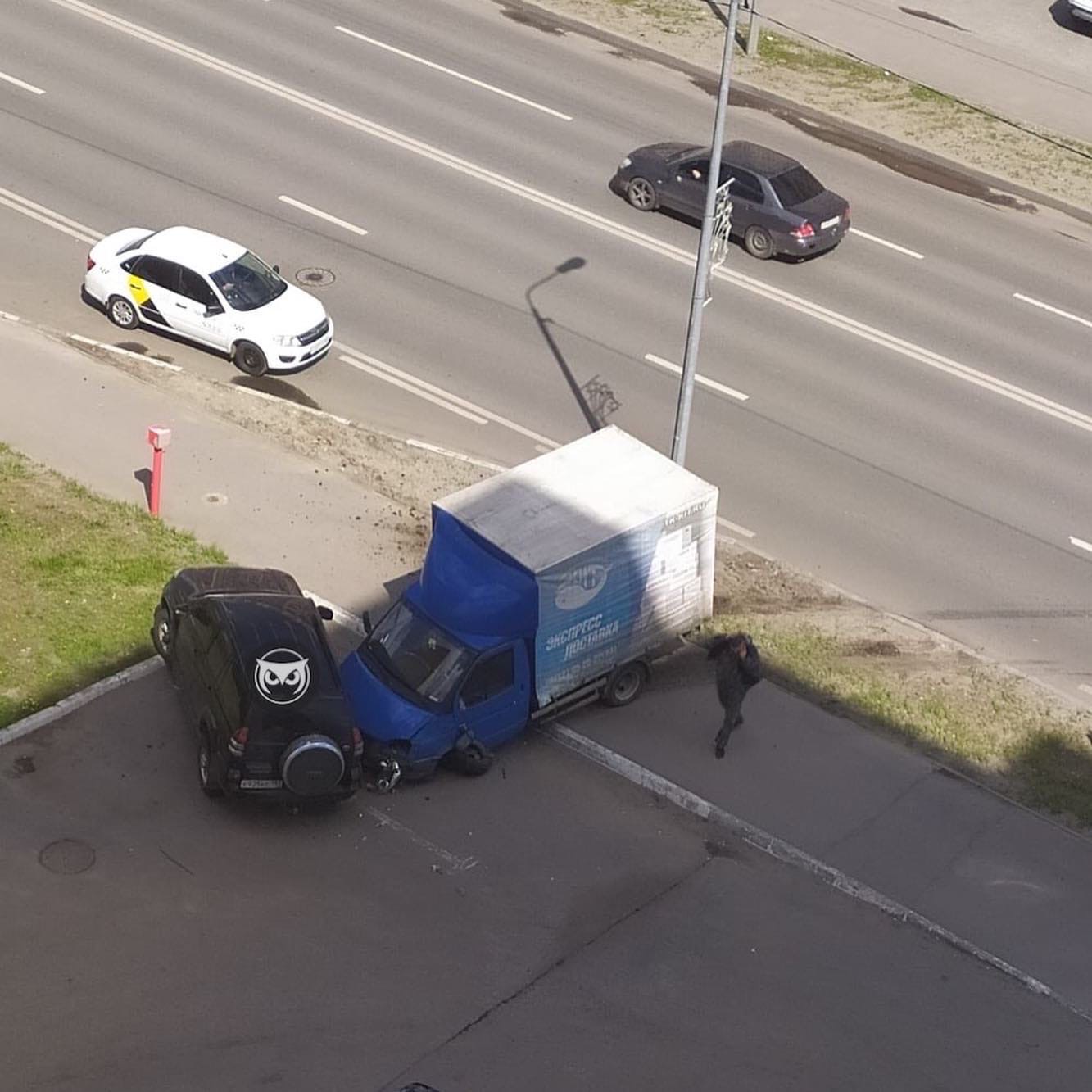 В Пензе грузовая газель протаранила иномарку, стоящую на парковке