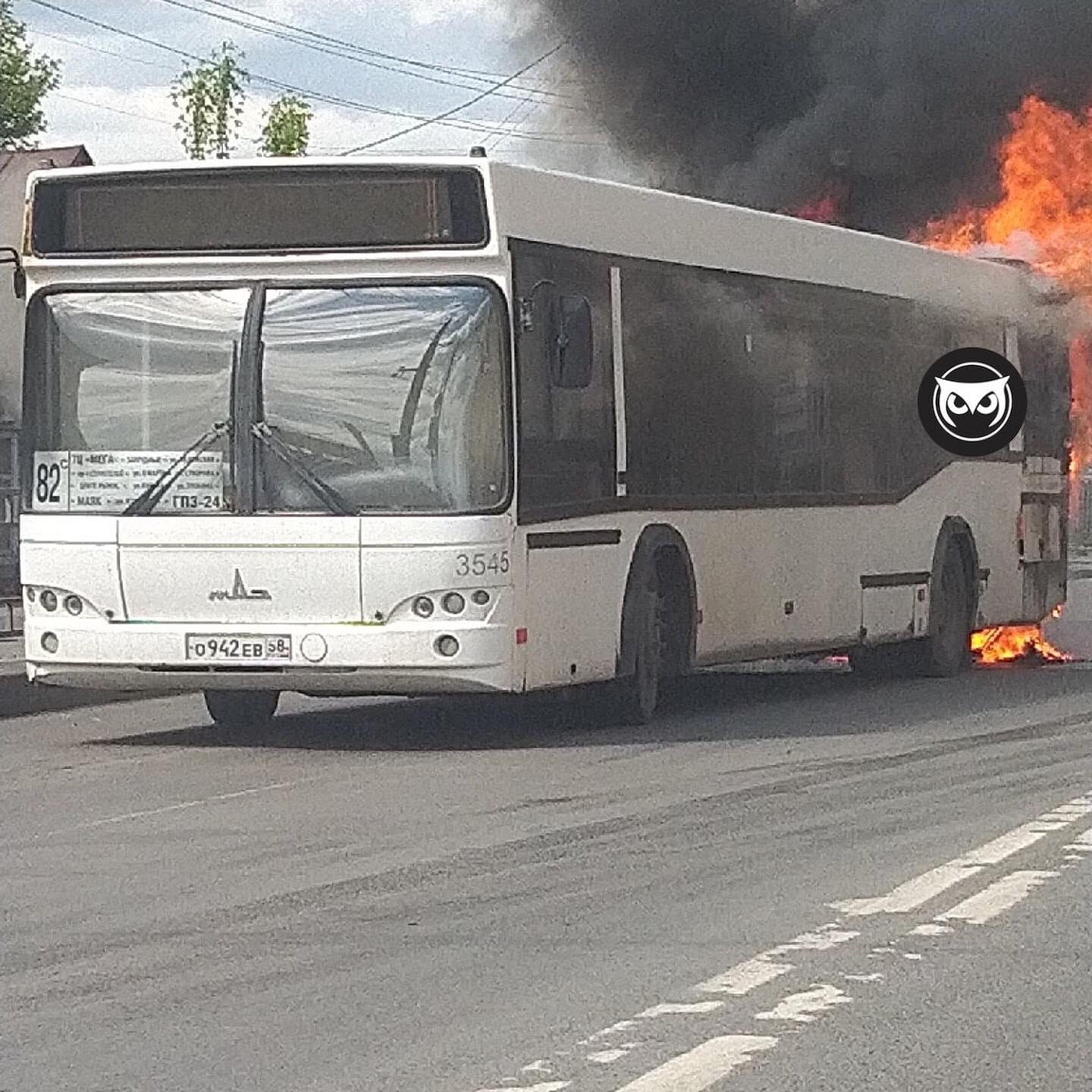 В Пензе на улице Тухачевского загорелся автобус