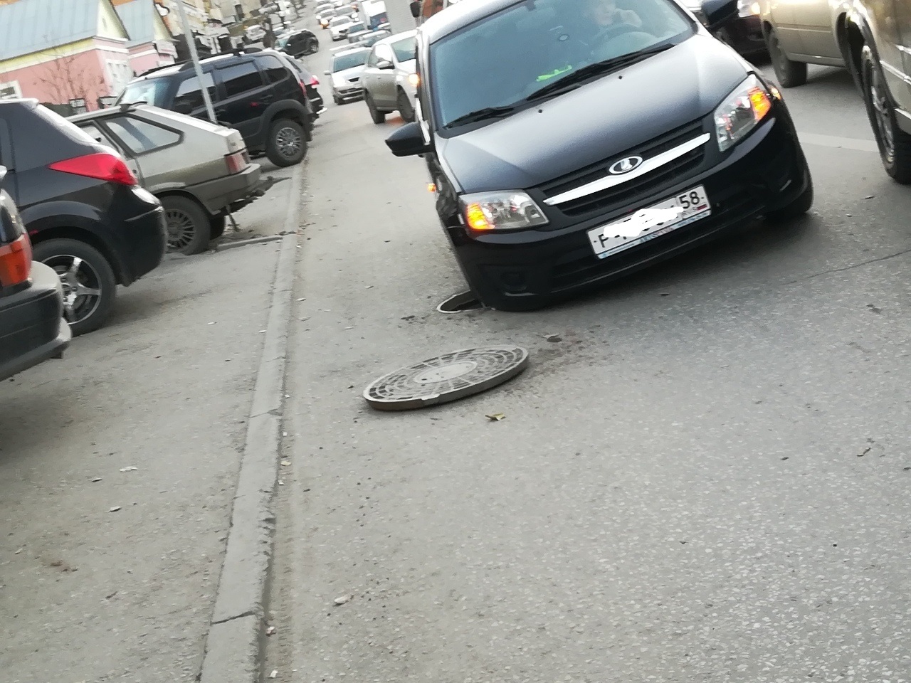 В центре Пензы машина угодила в открытый люк