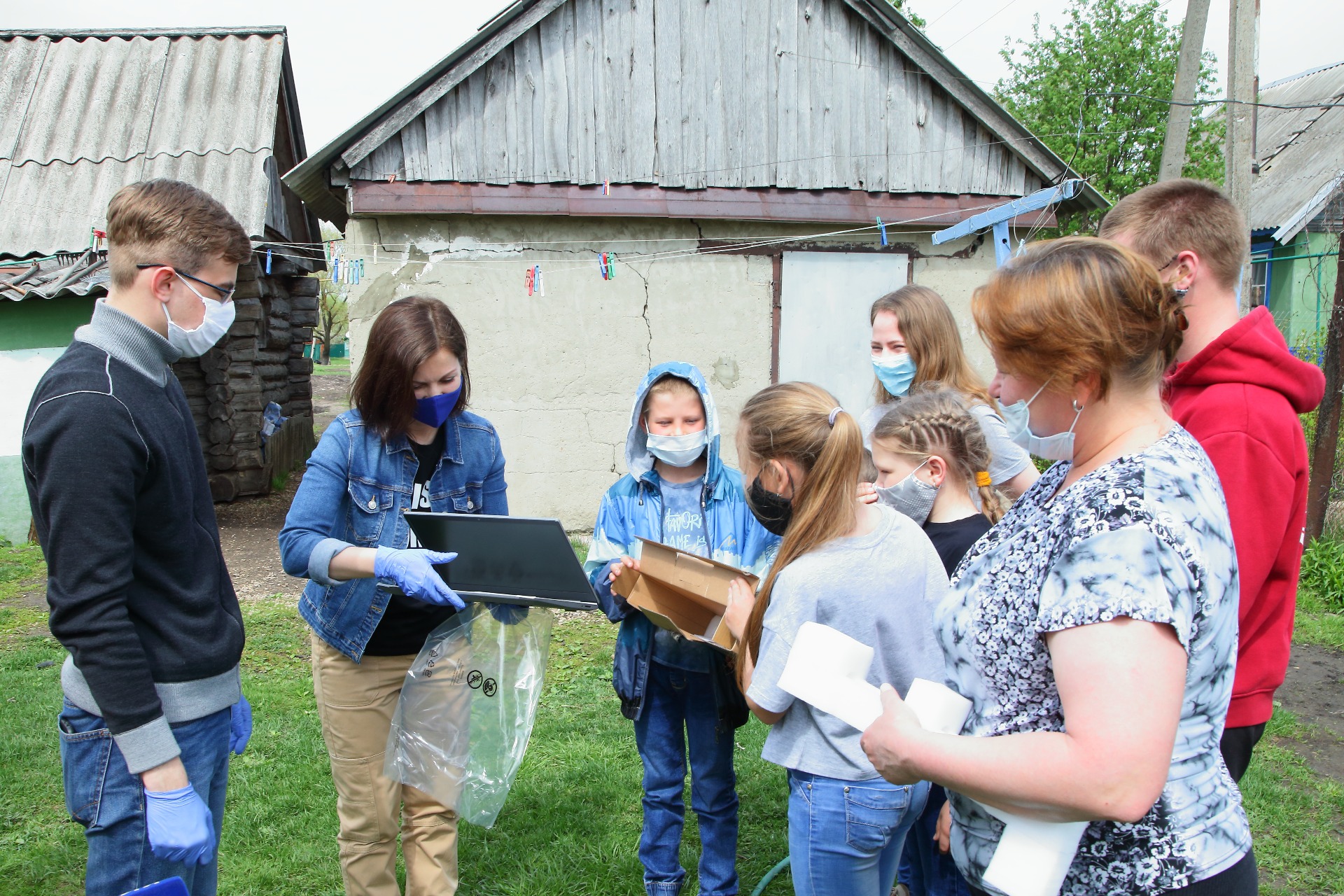 Валерий Лидин через волонтеров передал многодетной семье ноутбук