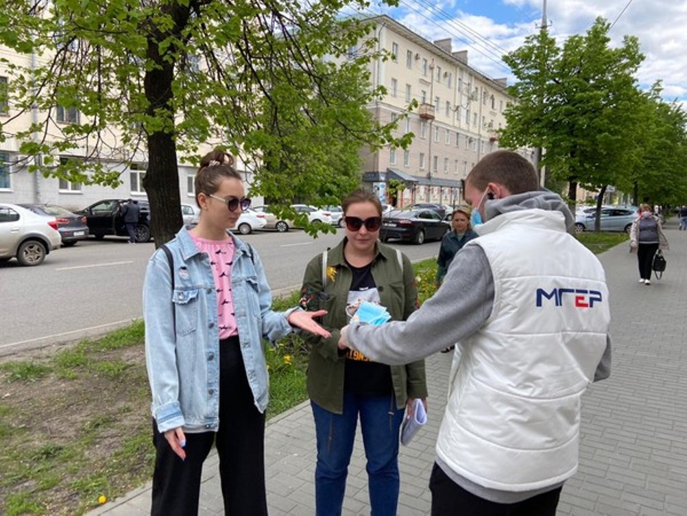 За день волонтеры раздали пензенцам более 300 медицинских масок