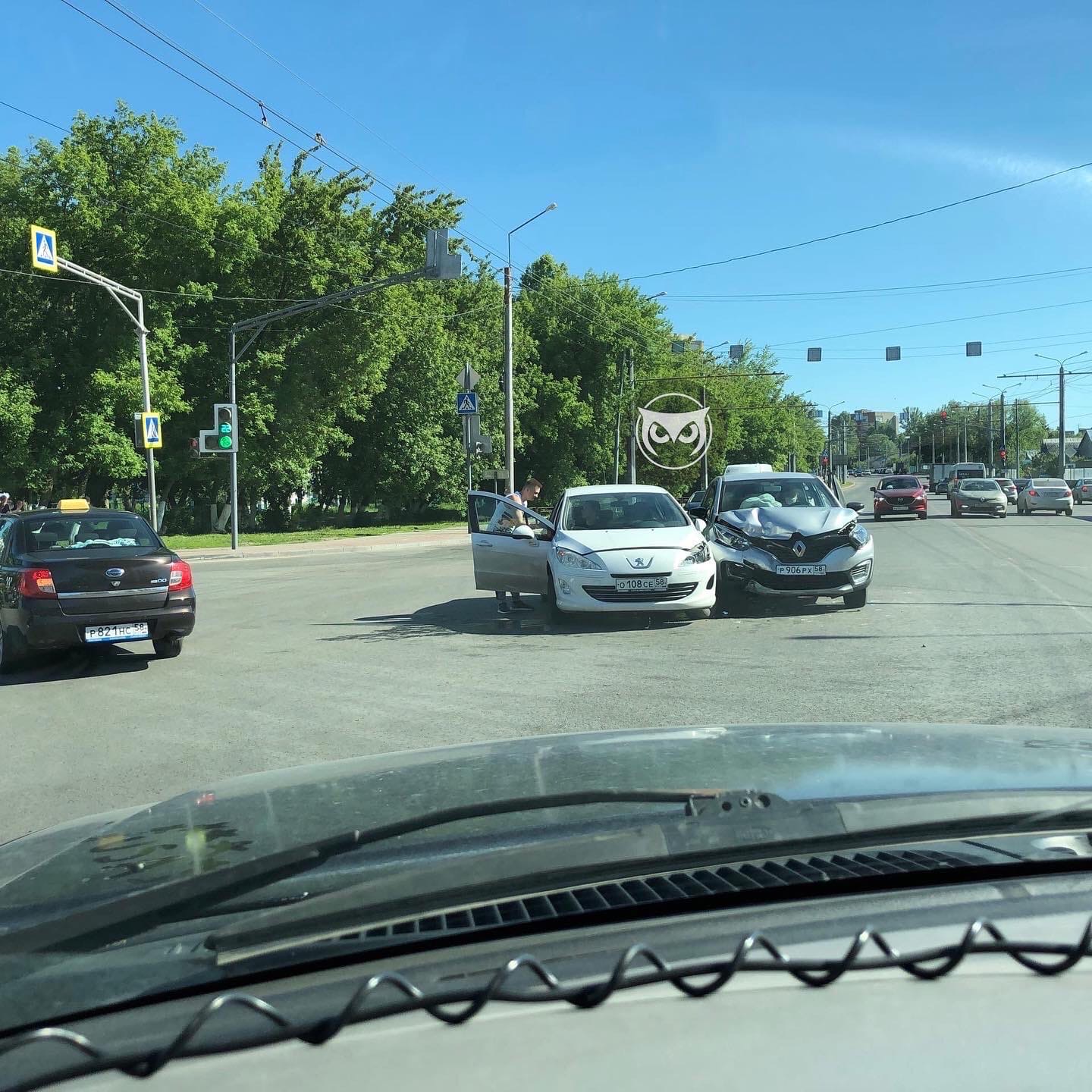 Два автомобиля не смогли разъехаться на перекрестке в Терновке