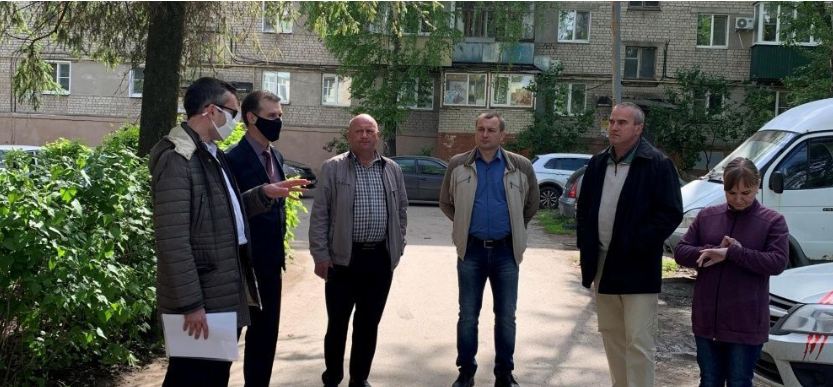 Иван Краснов обсудил с подрядчиком благоустройство двора на Карпинского