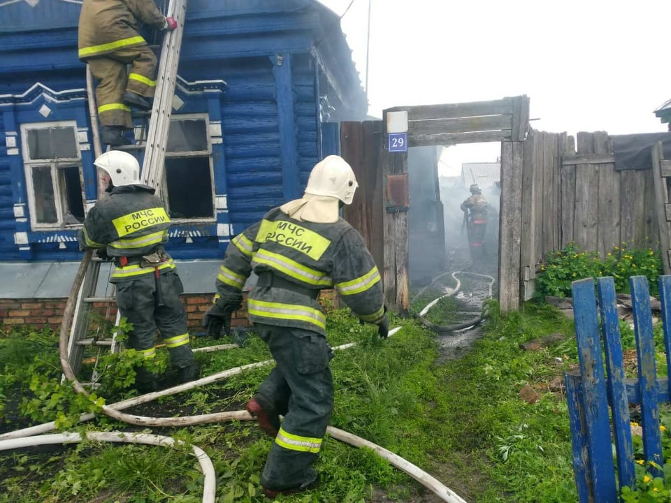 Пожарные продолжают бороться с огнем в Бессоновке