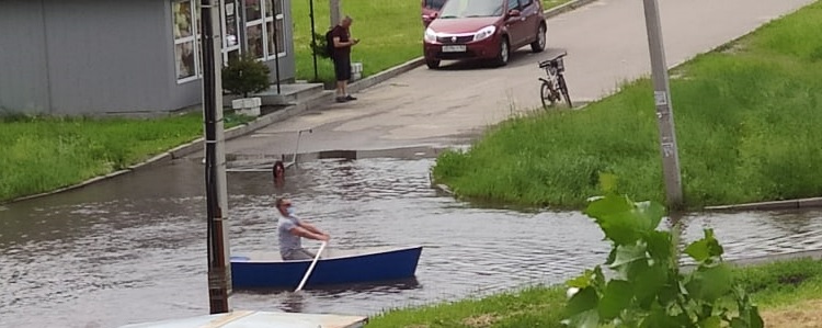 В Пензе житель микрорайона Шуист плавал в своем дворе на лодке