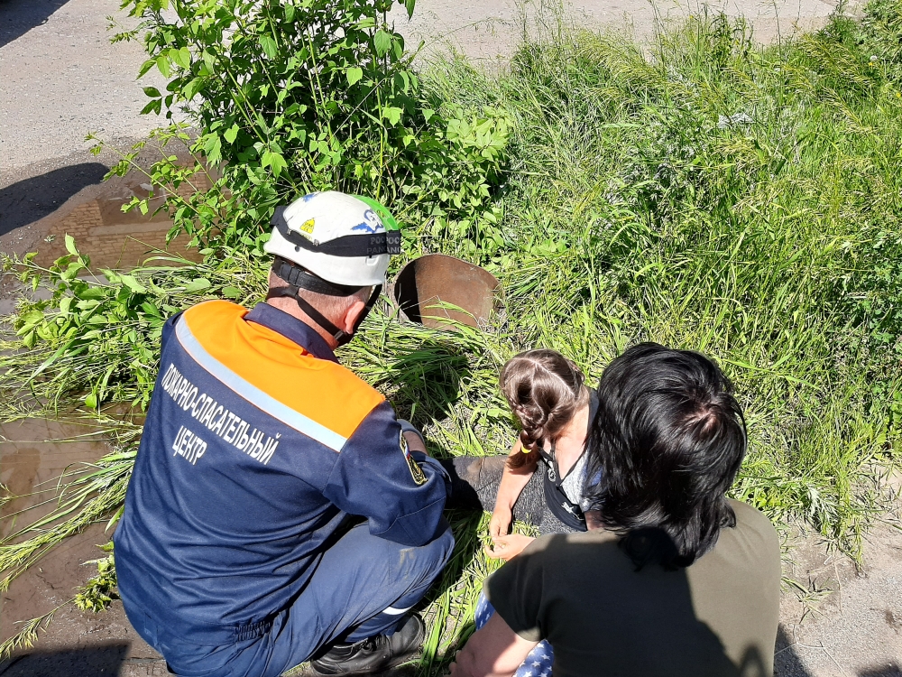 В Пензе ребенок провалился в трубу, торчащую из земли