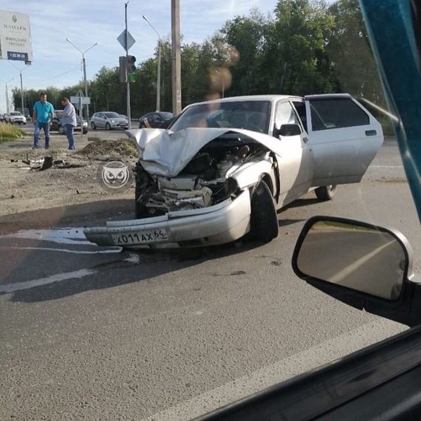В Пензе на перекрестке у «Дизель Арены» легковушка превратилась в груду металла