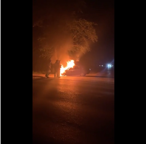 В Кузнецке ночью вспыхнул автомобиль