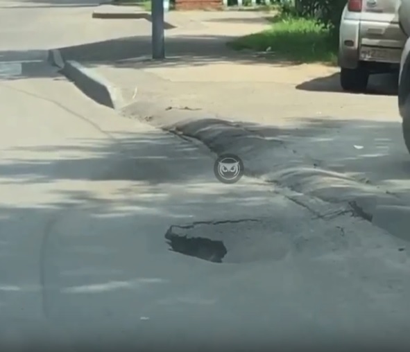 В Пензе на улице Тамбовской начал рушиться асфальт