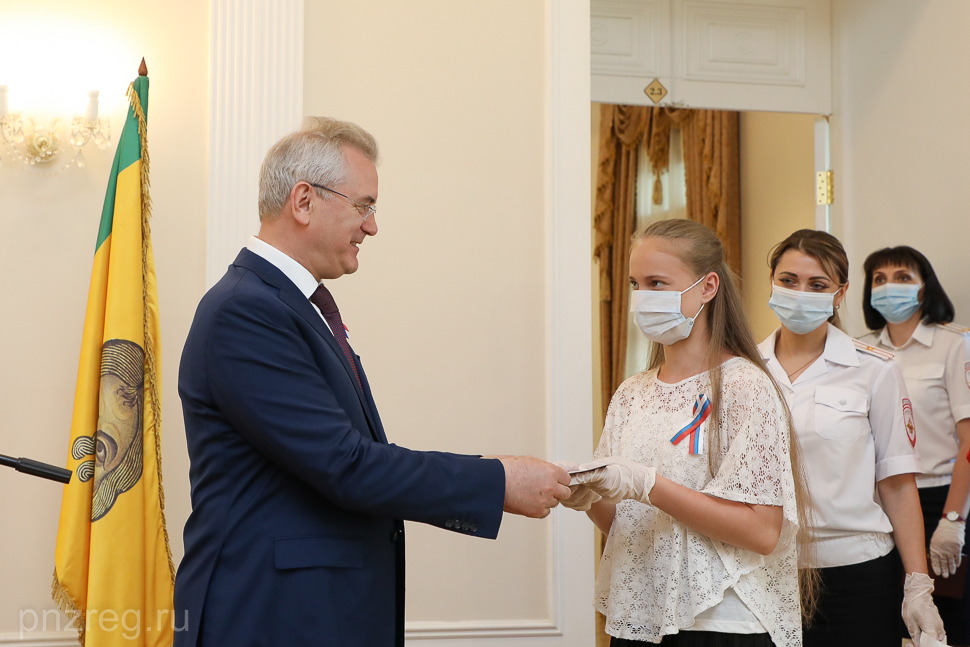 В Пензе отличившиеся ученики получили свой первый паспорт из рук губернатора