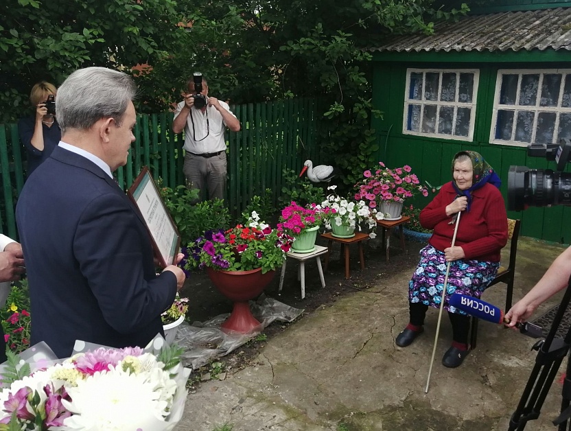 Валерий Лидин посетил тружеников тыла в Бековском районе