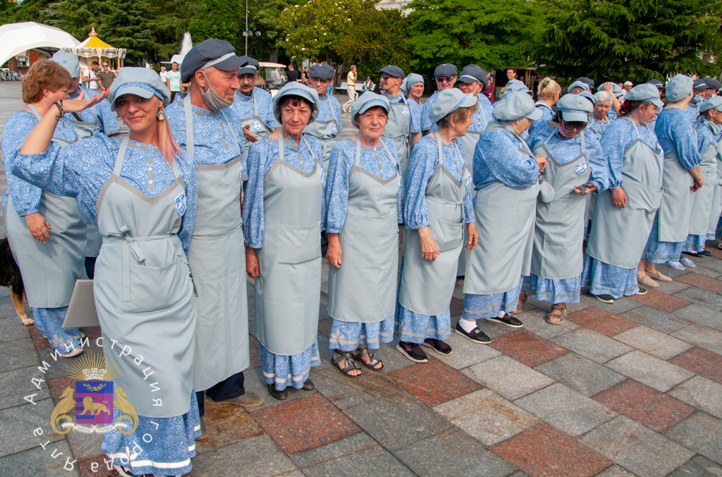 В Ялте дворники приняли присягу и облачились в сшитые в Пензе костюмы