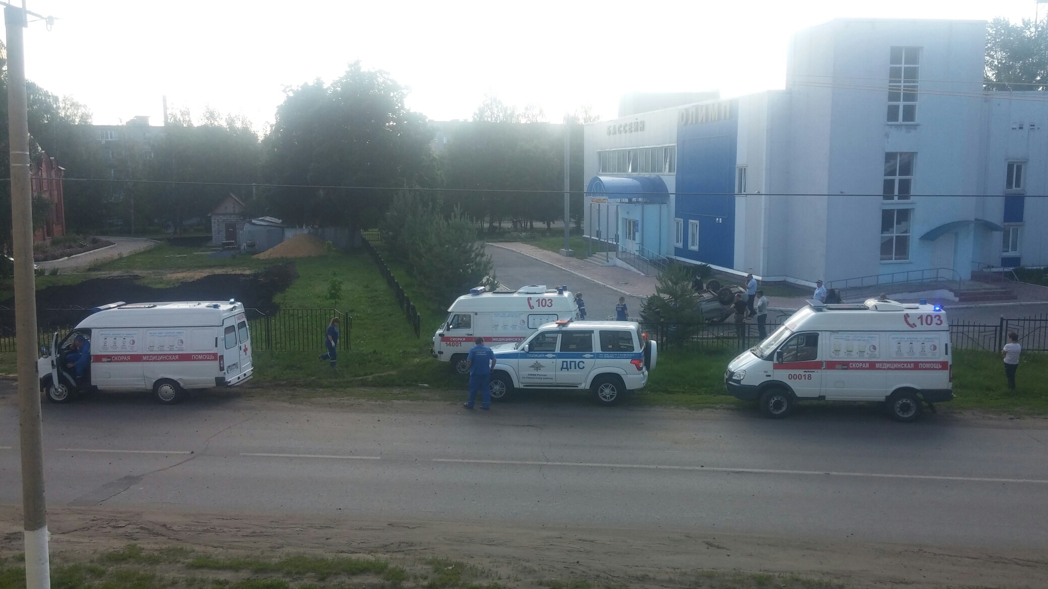 В Пензенской области легковушка влетела в забор и перевернулась