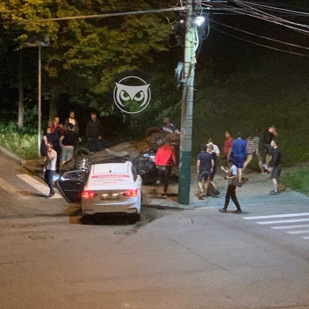 В Пензе в ДТП с такси автомобиль снес знак «пешеходного перехода» и перевернулся