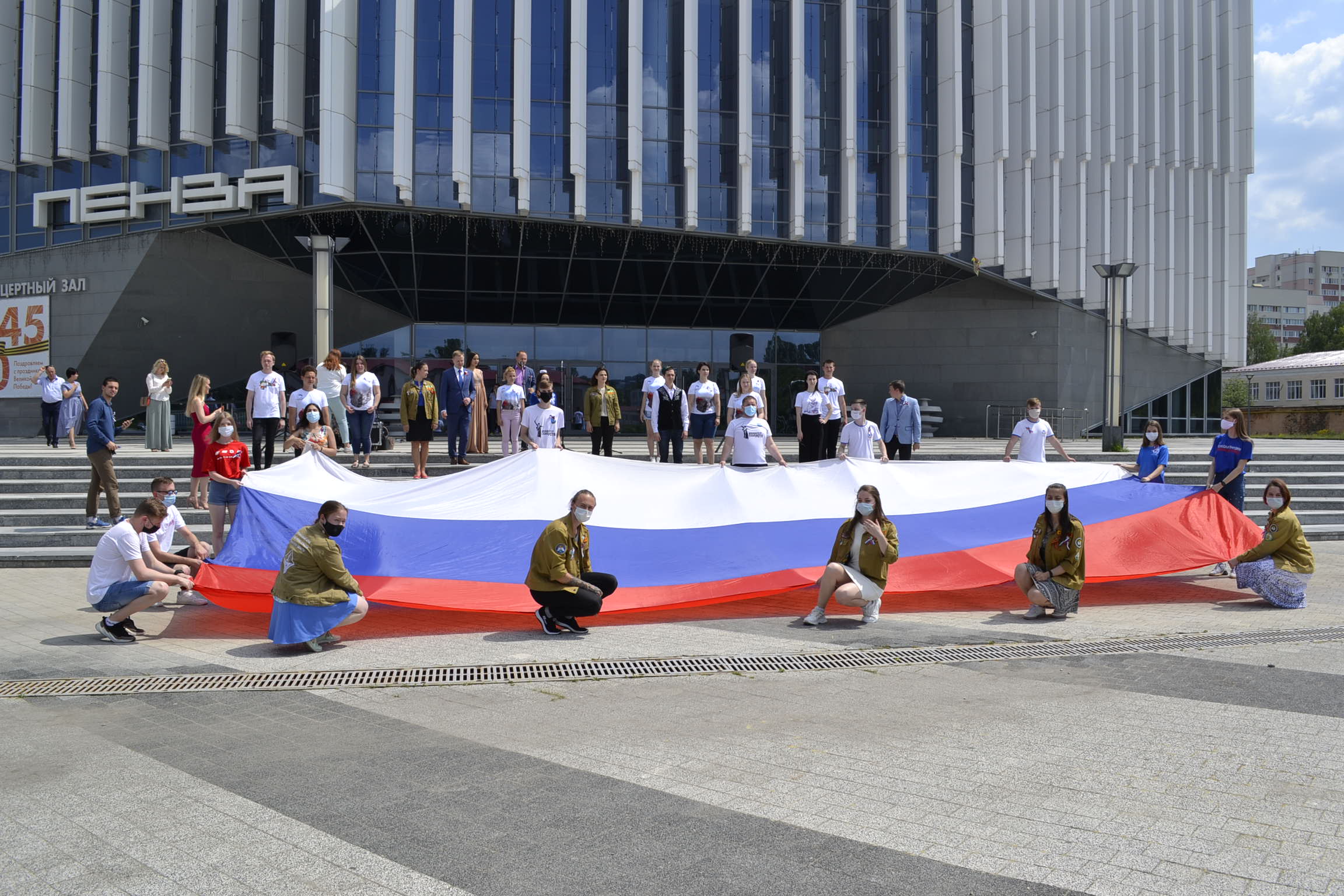 На Юбилейной площади развернули флаг России