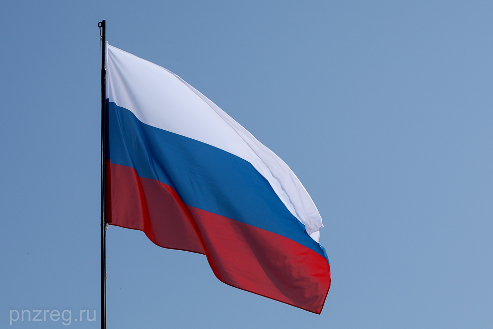 В Пензе на набережной подняли флаг России