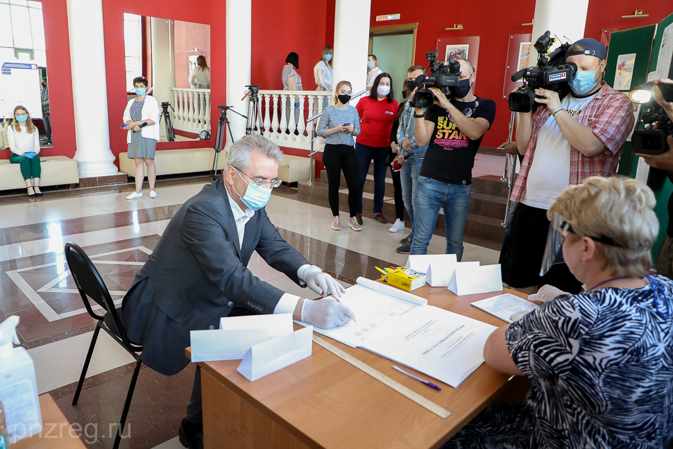 Губернатор Пензенской области проголосовал за поправки в Конституцию