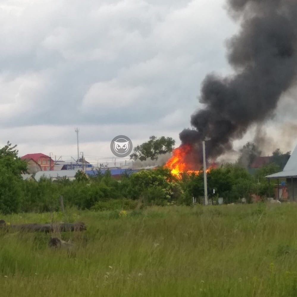 МЧС: в Бессоновке пожарные тушат загоревшийся утром дом