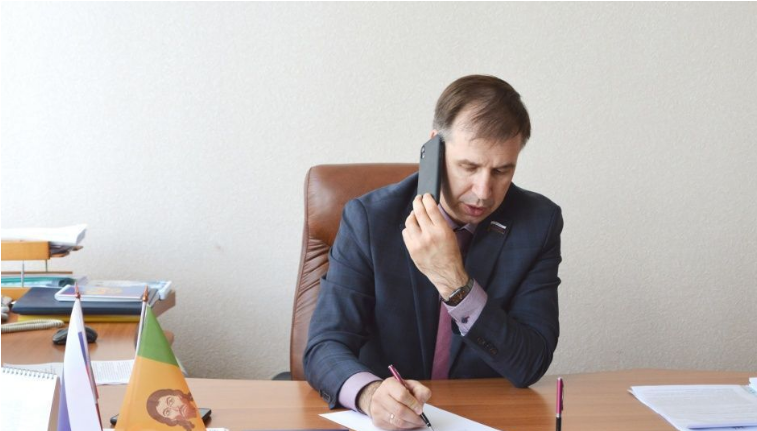 Иван Краснов провел дистанционный прием граждан