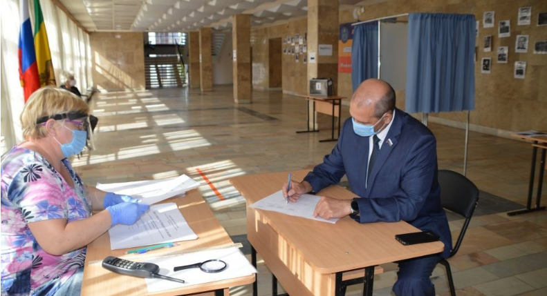 Владимир Мутовкин принял участие в голосовании за конституцию