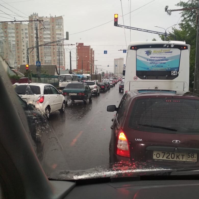 Дорожники, работающие в час пик, спровоцировали огромную пробку в Терновке