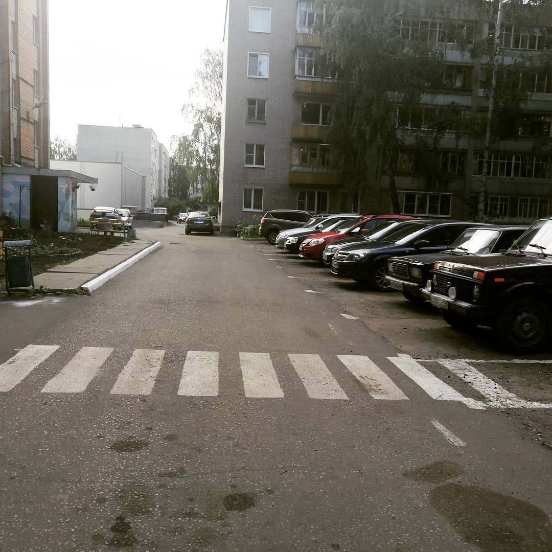 Жители Заречного самостоятельно рисуют «зебры» во дворах
