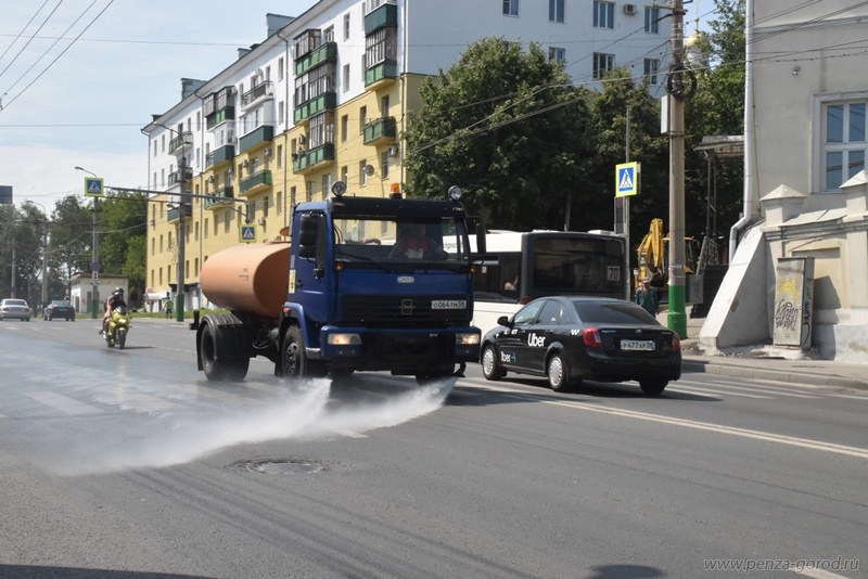 Из-за сильной жары улицы Пензы начали поливать из машин