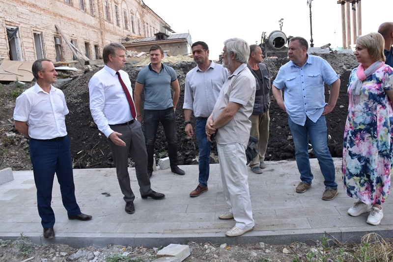 Мэр Андрей Лузгин провел переговоры с собственником здания рядом с историческим валом на Кирова