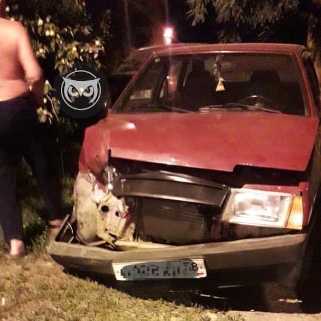 В Пензе легковушка влетела в стоящий у дома автомобиль
