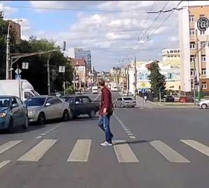 В Пензе на улице Кирова три машины столкнулись «паровозом». Видео