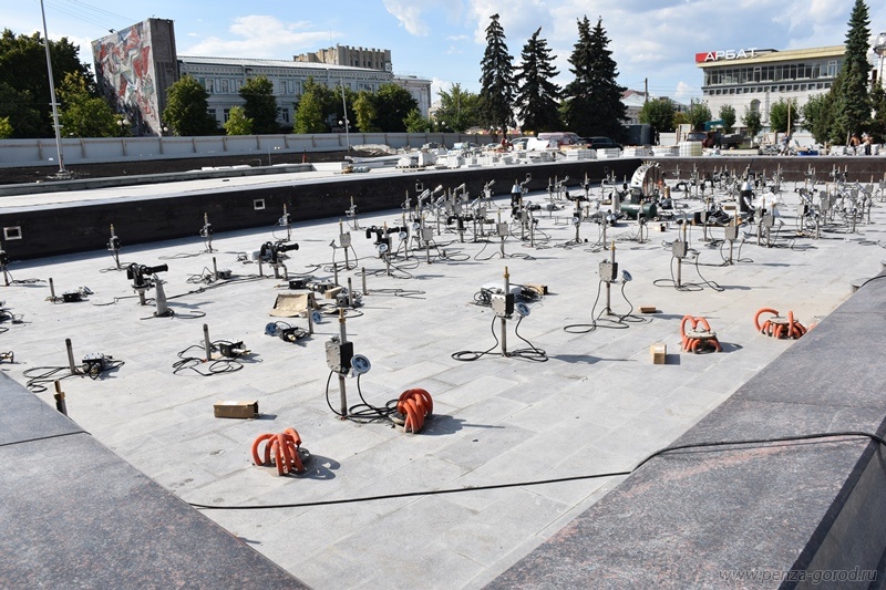 В Пензе смонтировали систему подачи воды к фонтану