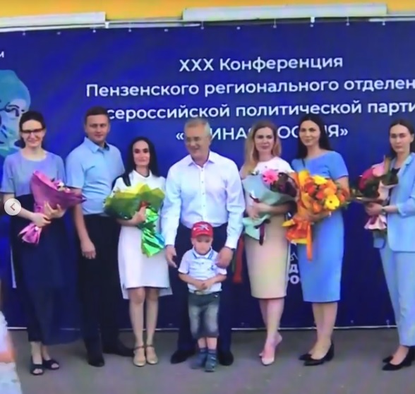 Губернатор Пензенской области вручил ключи от квартир 10 медикам