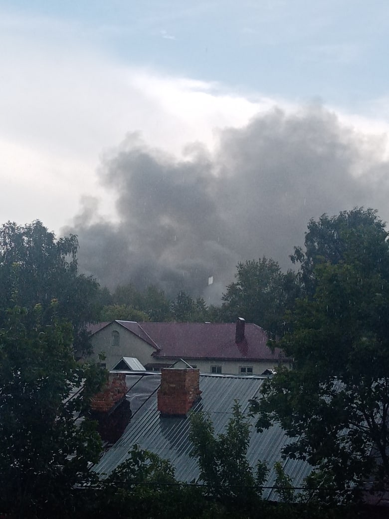 В Пензенской области пожар в бывшей казарме тушили 13 человек