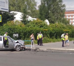 Соцсети: в Пензе в аварии у медцентра пострадала девушка