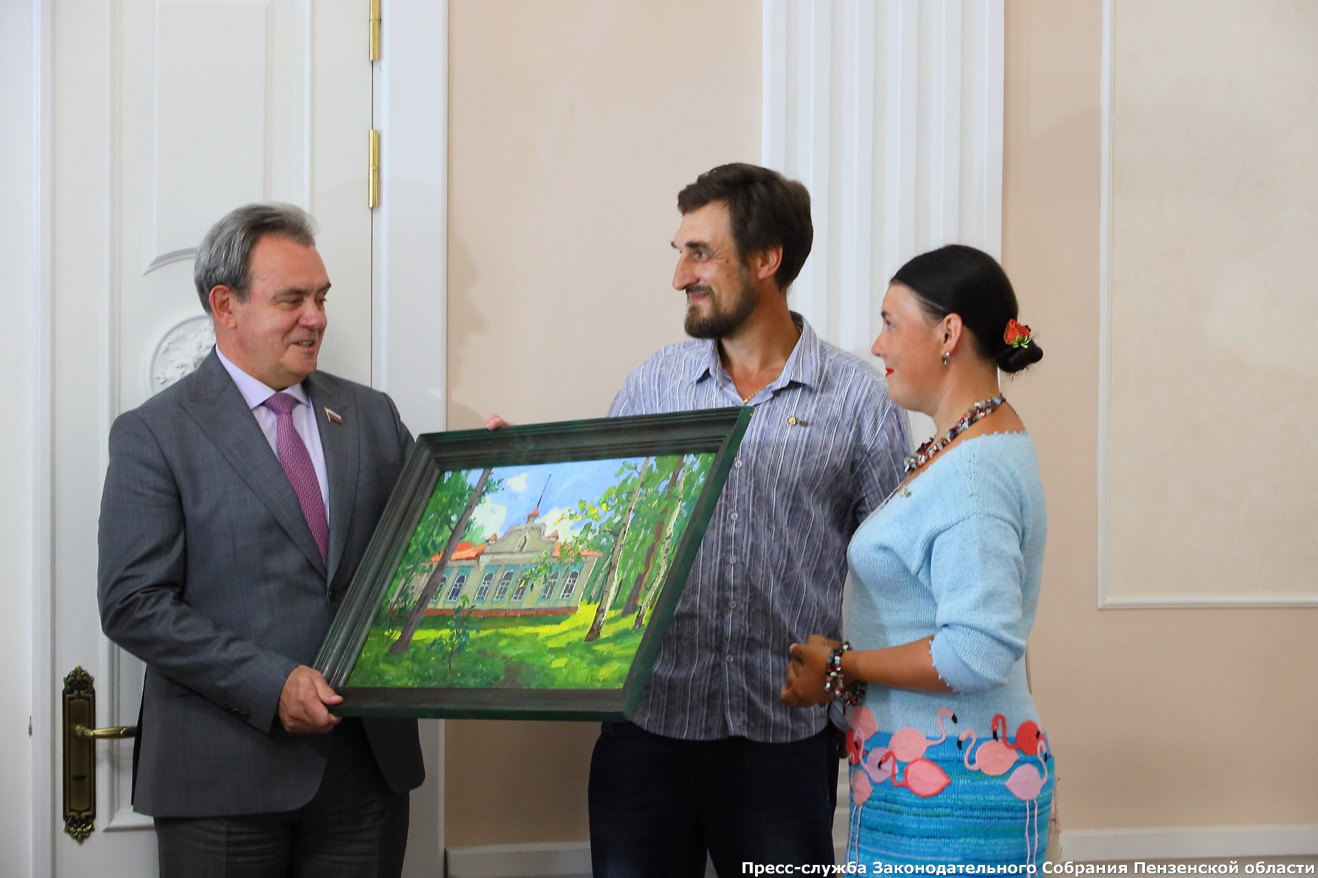 Художники из Сердобска передали Валерию Лидину картины для выставки в историческом здании Заксобра