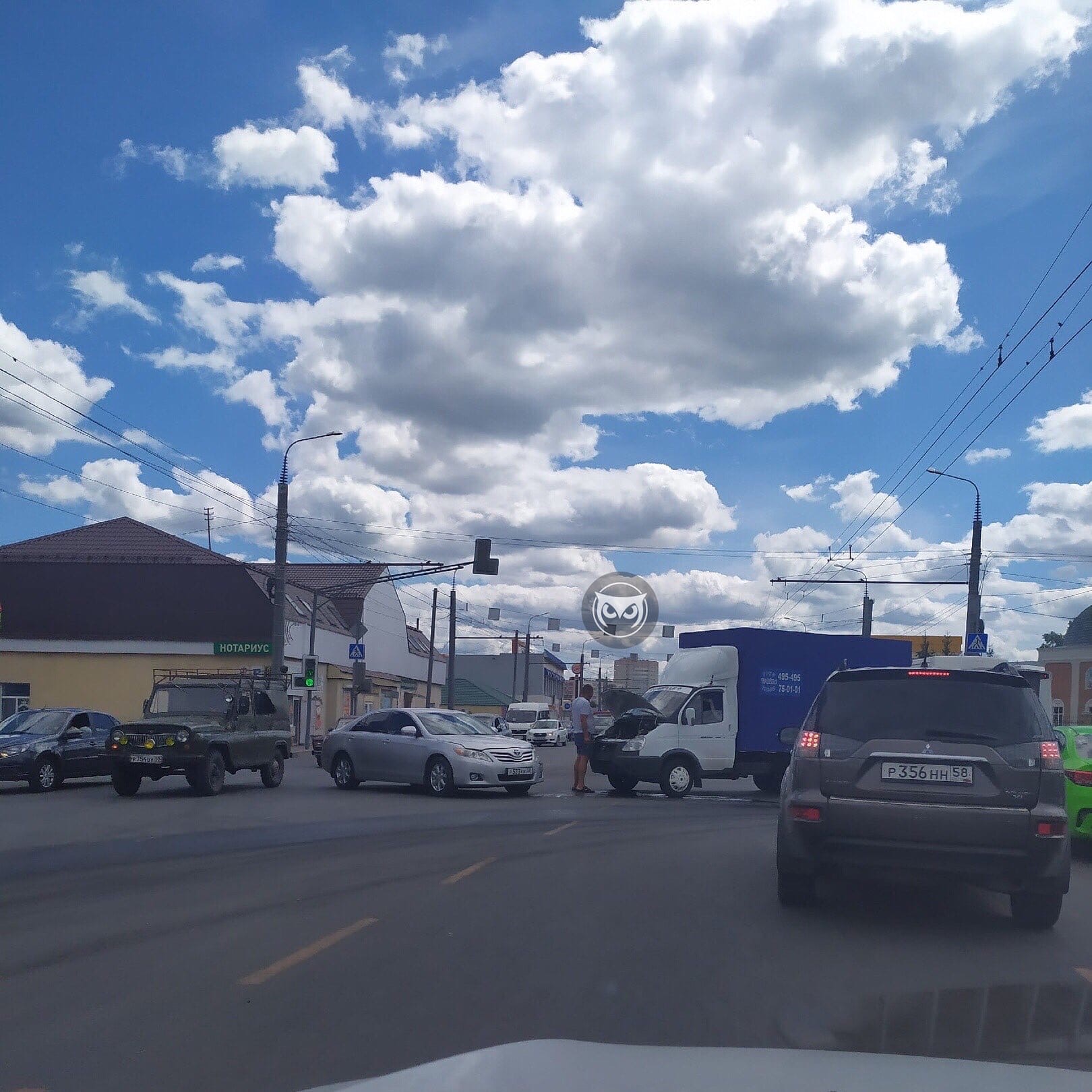 В Пензе на улице Терновского столкнулись легковушка и «ГАЗель»